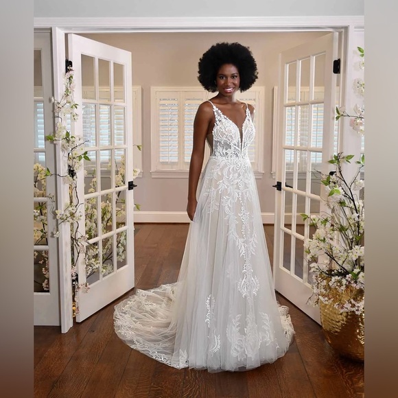 Elegant White Lace Wedding Dress - Picture 2 of 8